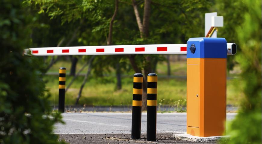 Установка шлагбаума во дворе многоквартирного дома