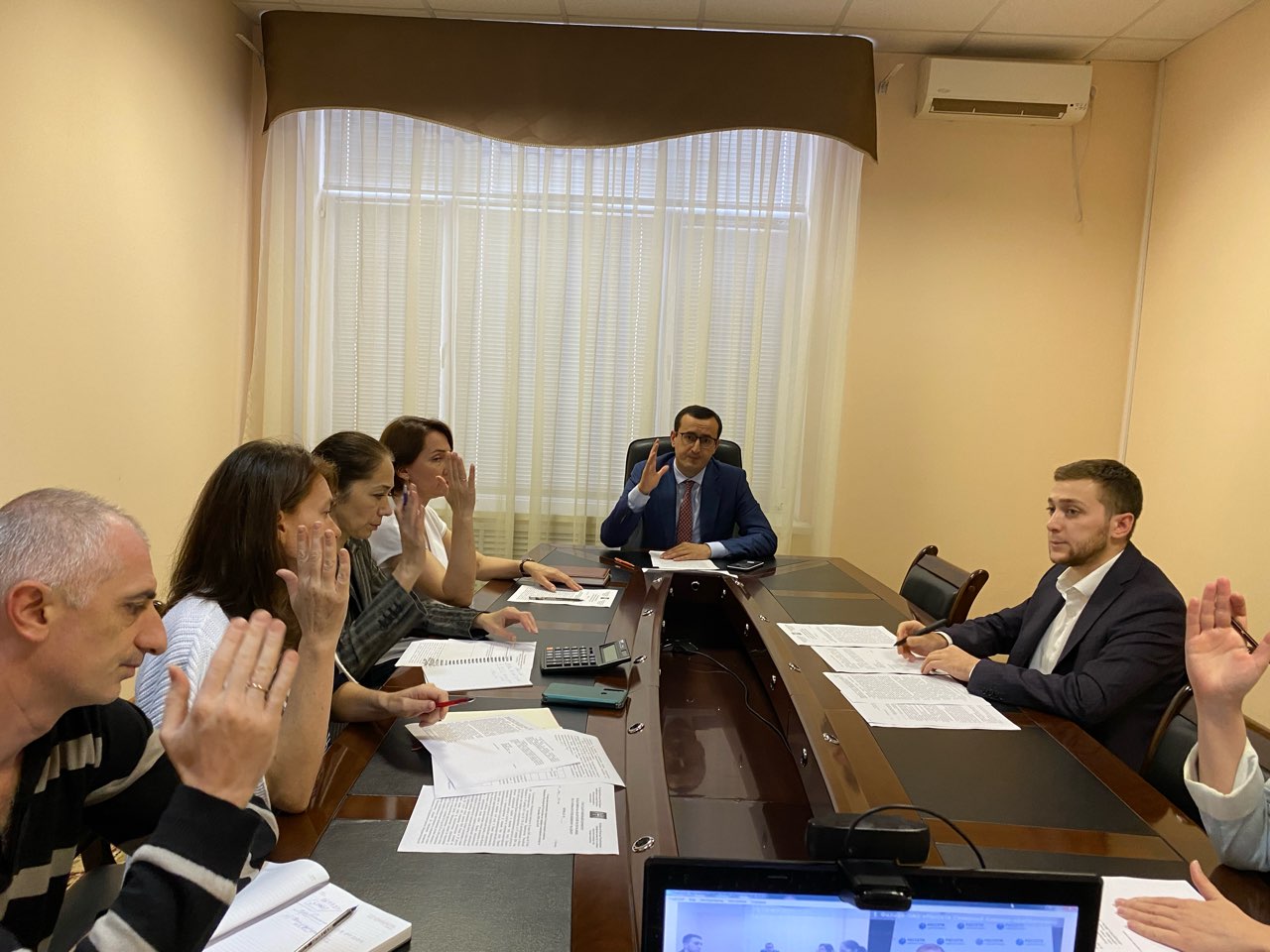 В Государственном комитете Кабарадино-Балкарской Республики по тарифам и жилищному надзору прошло заседание правления под руководством и.о. председателя Комитета Алима Макуашева.