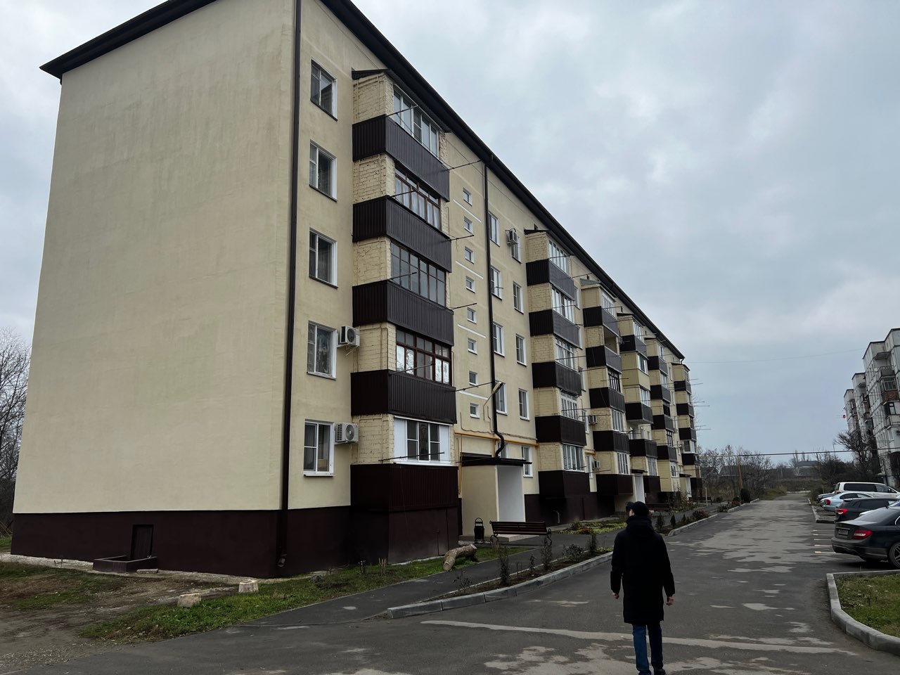 В продолжение проверки выполнения мероприятий по капитальному ремонту общедомового имущества в МКД, организованной прокуратурой республики, сотрудники Государственного комитета КБР по тарифам и жилищному надзору проинспектировали МКД.