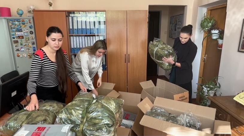 Сотрудники Государственного комитета КБР по тарифам и жилищному надзору приобрели и отправили 20 комплектов обмундирования для мобилизованных из республики.