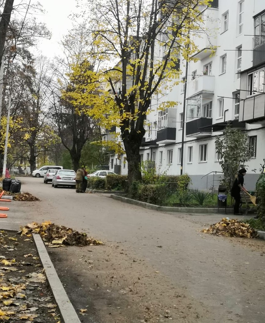 По обращению собственников помещений в многоквартирных домах поступившем на имя Главы КБР Кокова К.В., по вопросу неудовлетворительного санитарного состояния придомовых территорий, ГКТиЖН КБР проведена работа с управляющей компанией.